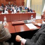 Juan Ignacio Zoido, junto a Carlos Rojas (izda.), en la reunión del grupo que se celebró en la Cámara