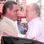 Momento en el que se saludaron el Rey Don Juan Carlos y el periodista Carlos Herrera ayer en El Puerto de Santa María
