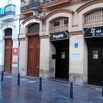 Durante el día, la calle es tranquila. La situación cambia por la noche