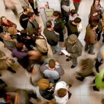 Las colas se acumulan delante de las oficinas de empleo de Barcelona