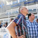 Los dirigentes abertzales Pernando Barrena (dcha.) y Joseba Permach (izda.), ayer, frente al hospital Donostia de San Sebastián, en el que está ingresado el etarra Uribetxebarria