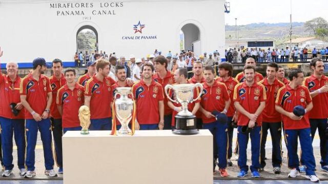 La Selección española de fútbol fue a visitar el Canal de Panamá