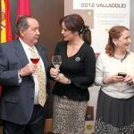 La consejera Silvia Clemente conversa con Pascual Herrera, en la apertura del Concurso Cinve