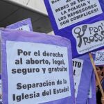 Activistas a favor del aborto se reivindican a las puertas del hospital Ramos Mejía de Buenos Aires.