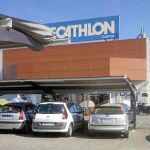 Un coche camuflado de la Policía Local, en un centro comercial del Aljarafe, fuera de su límite competencial