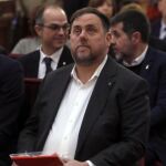 Oriol Junqueras, junto a Raül Romeva, en una de las jornadas del juicio del ‘procés’