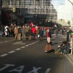 Imagen de la Gran Vía cortada por un grupo de manifestantes esta mañana