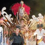 Imagen del desfile donde los personajes del Carnaval 2012 exhibieron sus mejores encantos