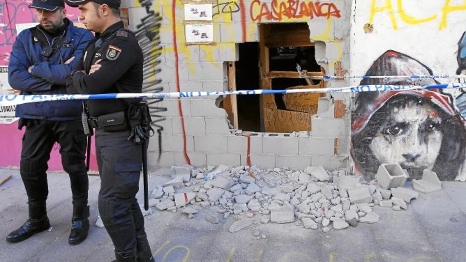 Los «okupas» rompieron el muro que se levantó para tapiar el edificio tras el desalojo del pasado 19 de septiembreLos «okupas» rompieron el muro que se levantó para tapiar el edificio tras el desalojo del pasado 19 de septiembre