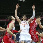 El pívot de la selección española Pau Gasol (c) rodeado por varios jugadores de Rusia, en las semifinales