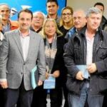 El alcalde de Móstoles, Daniel Ortiz (en el centro de la imagen), presentó su nueva propuesta acompañado de vecinos de la localidad
