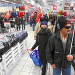 Un piquete informativo recorre un supermercado abierto en Ponferrada