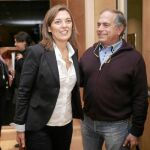 La consejera de Familia, Milagros Marcos, conversa con el procurador socialista, Fernando Rodero, antes de comparecer en las Cortes para explicar el servicio de apoyo a famlias en riesgo de desahucio