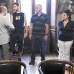 El diputado general de Gipúzcoa, Martin Garitano, ayer, con los familiares de Iosu Uribetxeberria