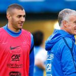BENZEMA, junto a su seleccionador, Didier Deschamps, durante un entrenamiento del equipo francés