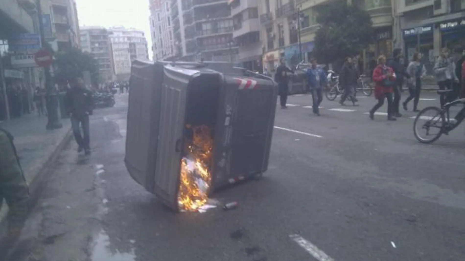 Un contenedor arde en las calles de Valencia