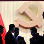 El XVIII Congreso Nacional del Partido Comunista Chino, del que saldrá esta semana la composición de la nueva cúpula del poder, se sucede a puerta cerrada. En la imagen, personal de seguridad