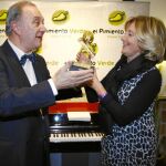 La presidenta recibió el primer galardón del grupo El Pimiento Verde tras aceptar un baile con el tenor Andrés del Pino. En la imagen, el propietario del restaurante, Sito Tejeiro, entrega el premio a Aguirre