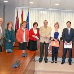 El consejero de Obras Públicas y Ordenación del Territorio de la Comunidad Autónoma, Antonio Sevilla, hizo entrega ayer de un documento de trabajo a la Comisión pertinente para que los implicados agilicen el trámite