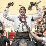 El jinete navarro abandonó por la puerta grande el coso maño