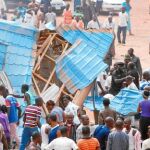 Un grupo de nigerianos observa los restos de una iglesia cristiana atacada por los islamistas de Boko Haram, el año pasado en Kaduna