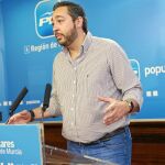 El diputado del Grupo Parlamentario Popular, Víctor Manuel Martínez, durante su comparecencia en la sede