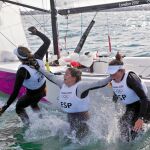 Las medallistas se tiran al agua para celebrar el oro