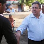 El alcalde de Sevilla, Juan Ignacio Zoido, estrecha la mano a una persona que reside en el Vacie