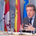 El portavoz y consejero de la Presidencia, José Antonio de Santiago-Juárez, explica los acuerdos aprobados por el Consejo de Gobierno