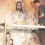 La obra de Retamar no es el clásico mural religioso. Ya ha terminado el ábside y antes de fin de año culminará otras dos paredes de la iglesia que aún están caladas
