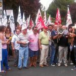 Momento en el que uno de los sindicalistas convocantes de la protesta lee el manifiesto contra los recortes, en la Plaza del Milenio de Valladolid