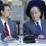 El Rey mira al presidente del Gobierno, Mariano Rajoy, al inicio de la reunión anual del patronato del Instituto Cervantes