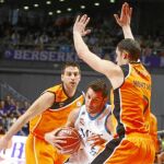 RUDY intenta sortear la defensa de Gladyr. El Mad-Croc Fuenlabrada apenas planteó dificultades al Real Madrid