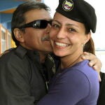 Tanja Nijmeijer (d) acompañada del jefe guerrillero Jesús Santrich