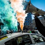 Uno de los momentos de la protesta a su paso por la calle Orense. Un taxista arenga a sus compañeros megáfono en mano. Foto: Gonzalo Pérez