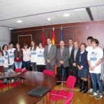 El consejero Constantino Sotoca (centro) rodeado por los estudiantes