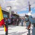 El alcalde de Majadahonda, Narciso de Foxá, y el comandante jefe de la Sexta Compañía, Juan Manuel Salgado, presidieron ayer el solemne acto de homenaje a la bandera en las dependencias de la Guardia Civil