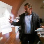 El concejal de Obras del Ayuntamiento de Lorca, Ángel Meca, sostiene el proyecto de rehabilitación del barrio