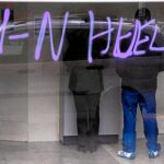La fachada de un banco «luce» una pintada sobre la huelga