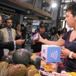 Los mercados de Barcelona adoptan el pago con tecnología «contactless»