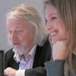 LA RAZÓN ha tenido acceso a los vídeos que recogen las reuniones de la Comisión de Quejas de Prensa en las que Eva Sannum participa como vocal. Aunque sus intervenciones suelen ser breves y escasas