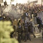 La policía carga contra los manifestantes frente a la sede del Parlamento luso