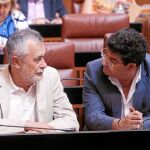 El presidente de la Junta, José Antonio Griñán (PSOE), junto a su vicepresidente Diego Valderas (IU)
