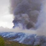 El incendio provocó una enorme humareda que fue visible desde toda la comarca