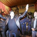 Los actores Carlos Bardem y Willy Toledo, durante el asalto al Teatro Lope de Vega de Madrid