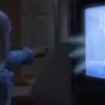 Imagen del vídeo con la niña de «Poltergeist", con Pedro Sánchez e Pablo Iglesias en la pantalla