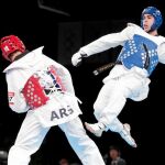 El representante español ejecuta una técnica durante el combate por el oro