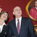 Rosario de la Torre, viuda de Luis Portero, y el ministro del Interior, Jorge Fernández, ayer en Granada