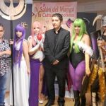 Jorge Gómez, Juan Álvarez y Pedro Alberto Cruz, junto a aficionados al manga disfrazados en la presentación