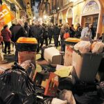 Después de cada fiesta queda la ingrata tarea de recoger la basura. En las manifestaciones sucede lo mismo. Los servicios de limpieza de las principales ciudades tuvieron anoche que limpiar las calles de toneladas de basura, una labor que deja cuantiosas